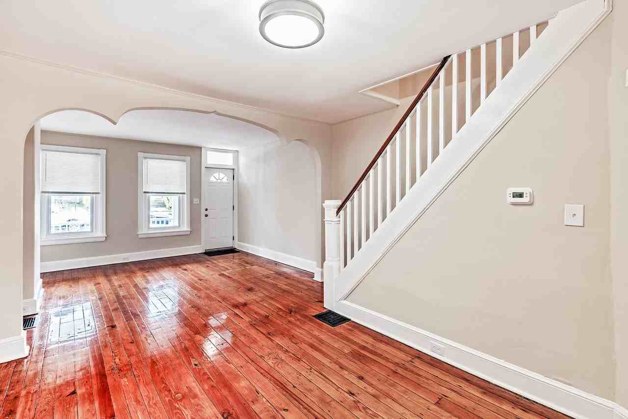1607 Howland St - Photo 6 of 15