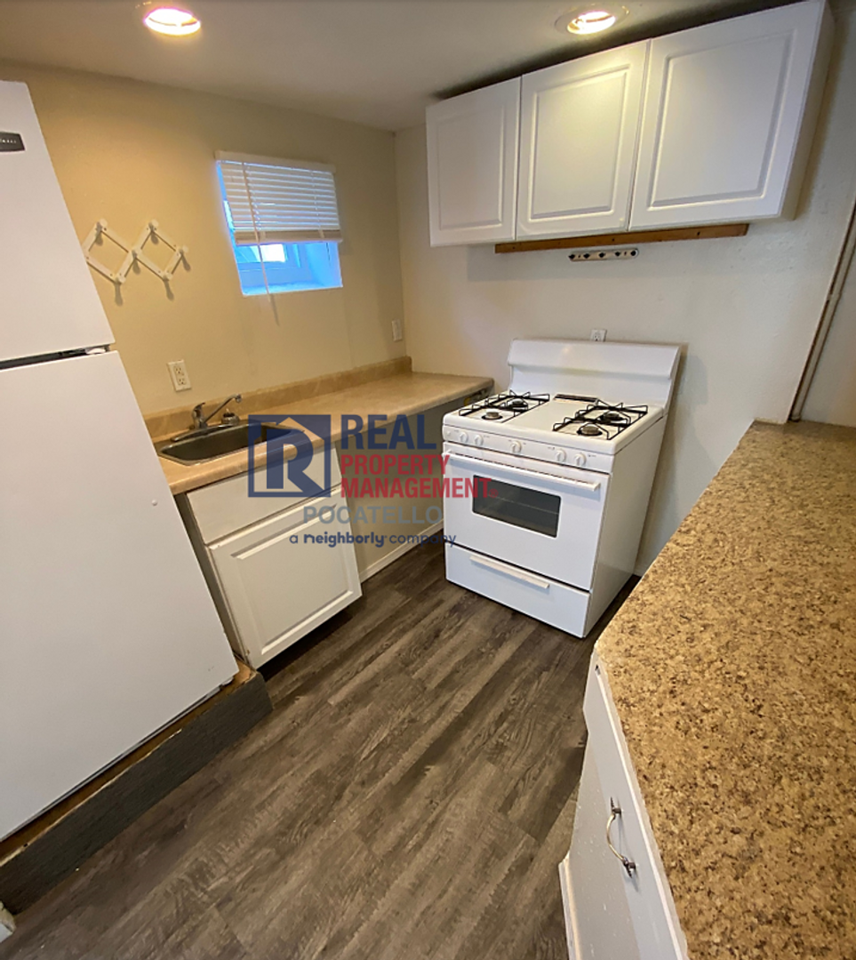 339 1/2 S Garfield Ave - Photo 2 of 9