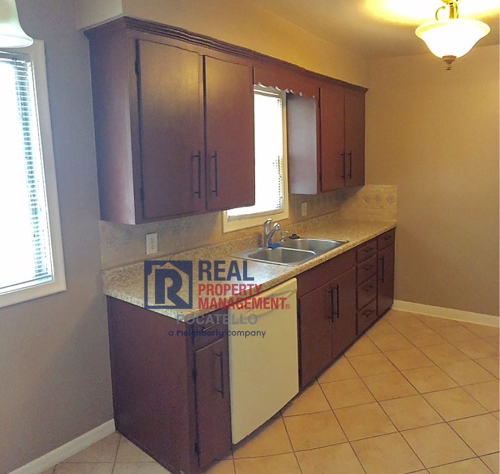 206 Sorenson Ave - Photo 3 of 20