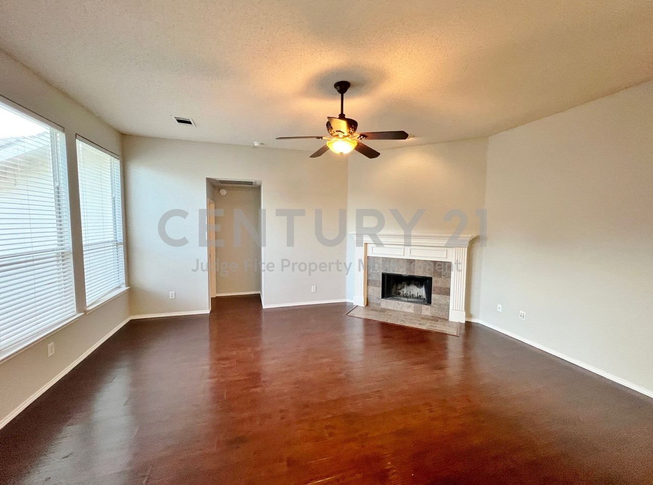 1222 Harvard Ln - Photo 6 of 21
