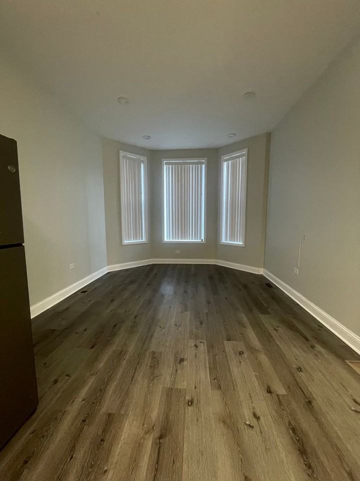 930 W 35th St - Photo 3 of 12