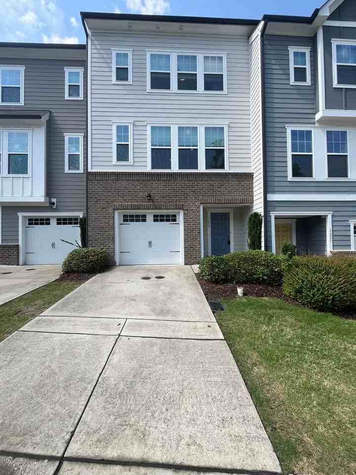 1423 Salem Creek Dr - Photo 3 of 19