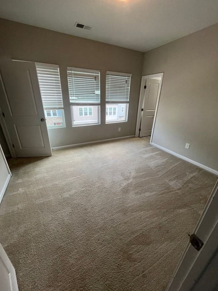 1423 Salem Creek Dr - Photo 5 of 19