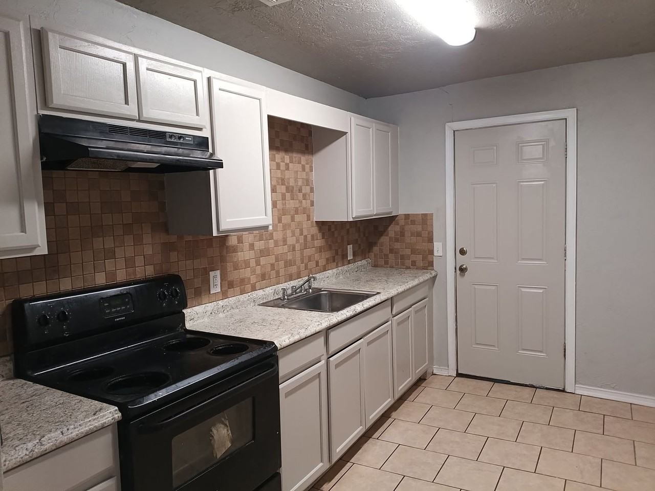 204 W Lockheed Dr - Photo 6 of 8