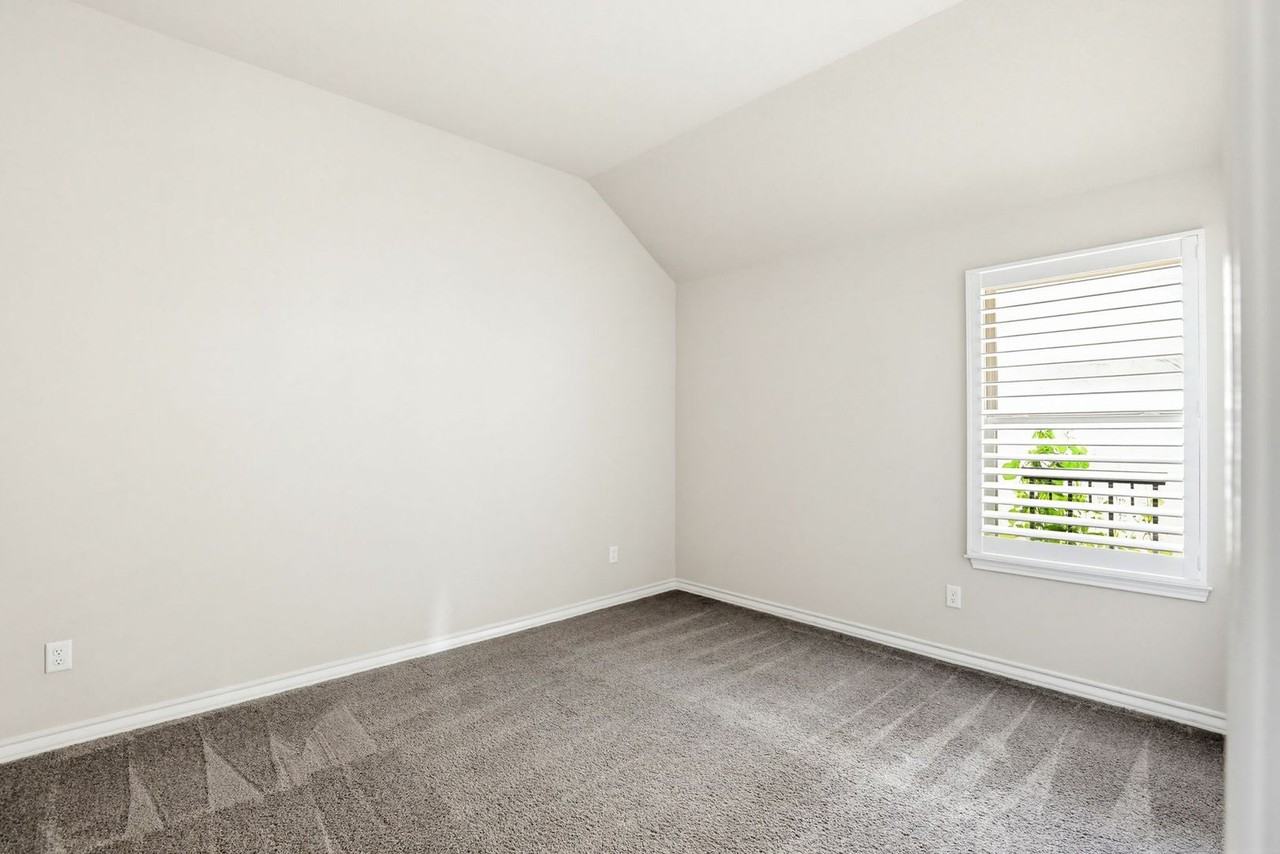 307 James Bonham Way - Photo 6 of 38