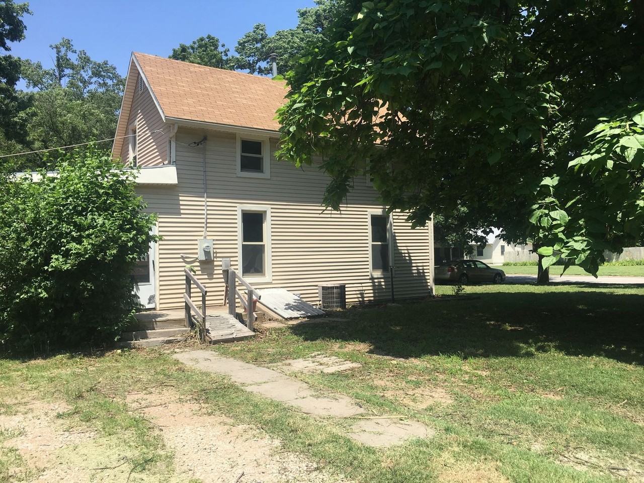 729 Main St - Photo 2 of 7