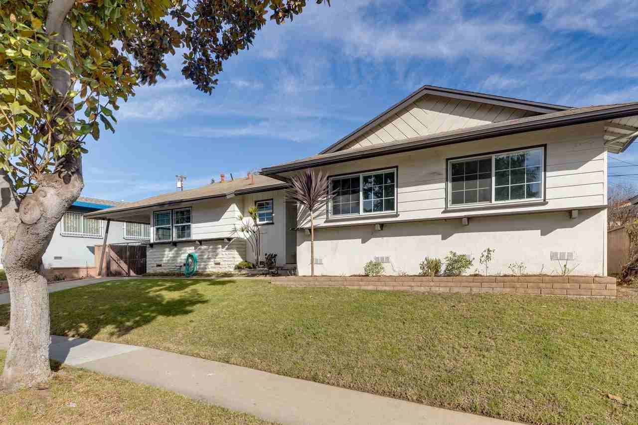 10608 S 8th Ave - Photo 2 of 36