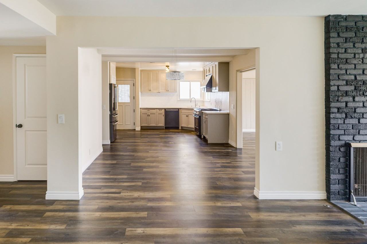 10608 S 8th Ave - Photo 4 of 36