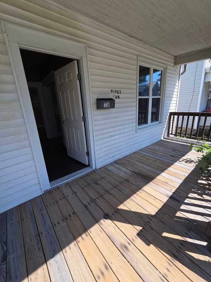 738 E 8th St - Photo 2 of 20