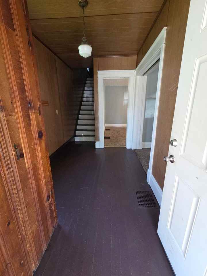 738 E 8th St - Photo 3 of 20