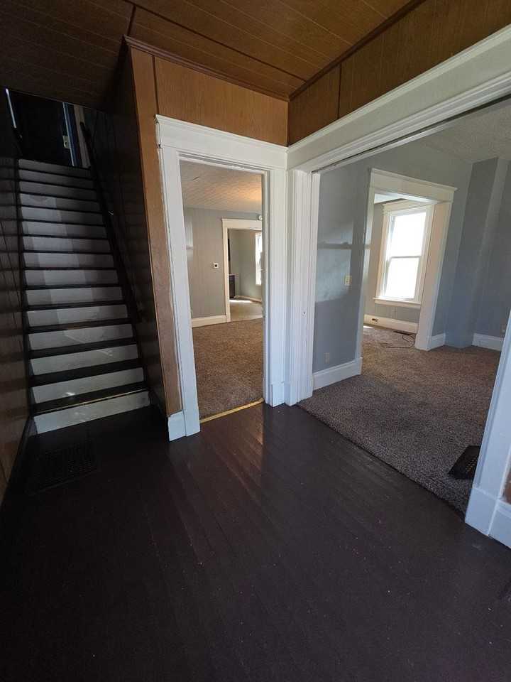 738 E 8th St - Photo 4 of 20