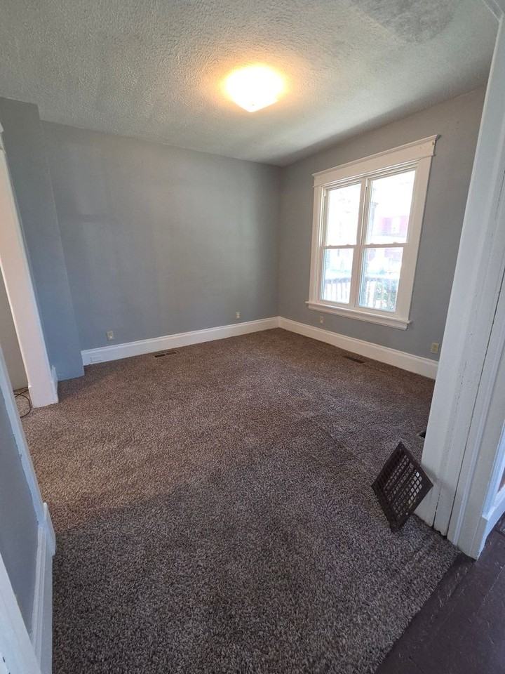 738 E 8th St - Photo 5 of 20