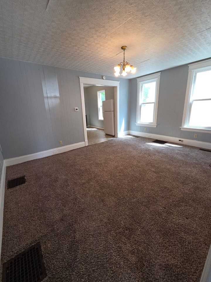 738 E 8th St - Photo 6 of 20