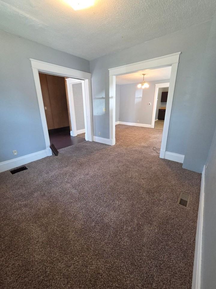 738 E 8th St - Photo 7 of 20