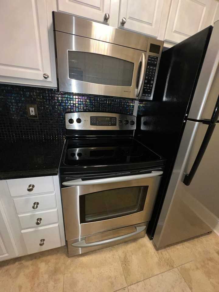 7734 Meadow Rd - Photo 5 of 32