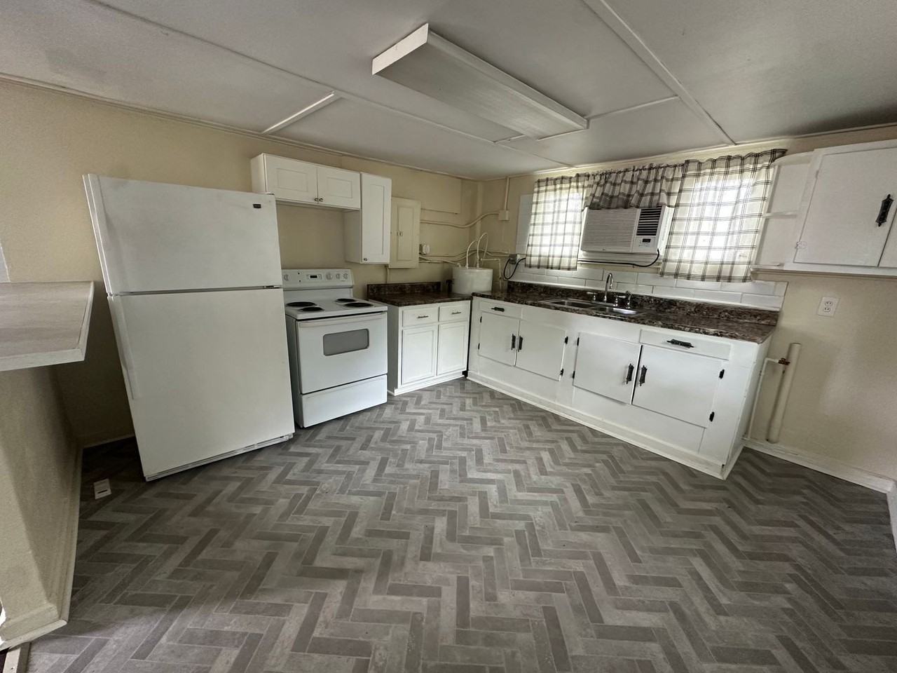 1334 Barry St - Photo 4 of 9