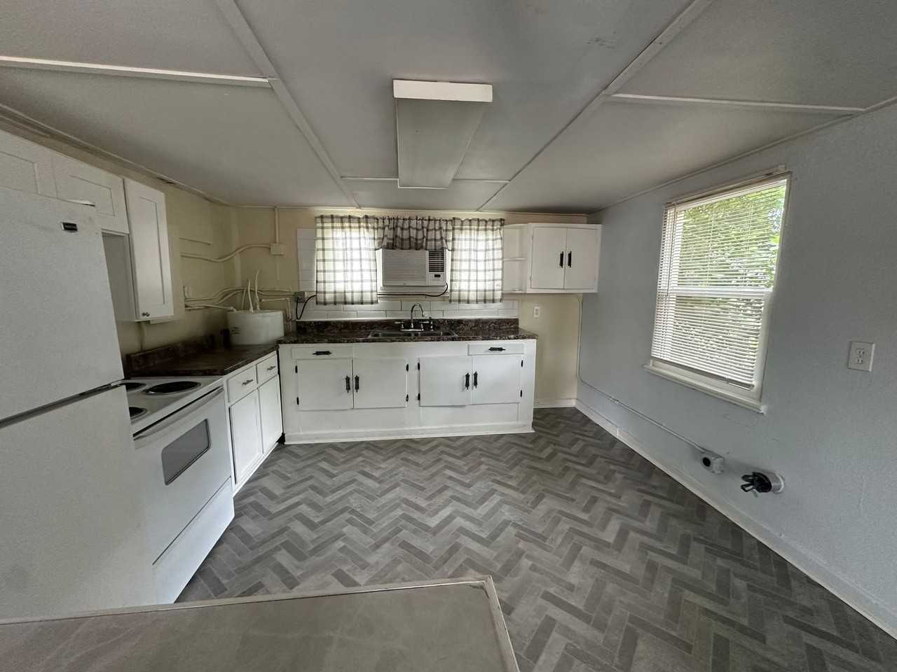 1334 Barry St - Photo 5 of 9