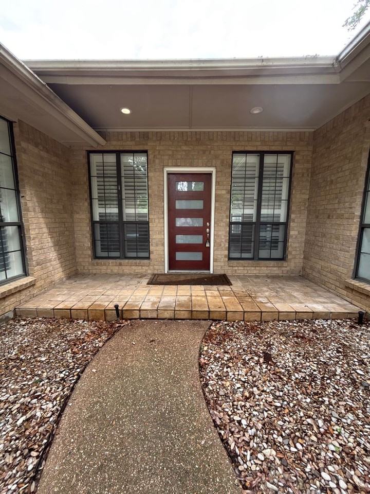 5026 Bellaire Dr S - Photo 2 of 50