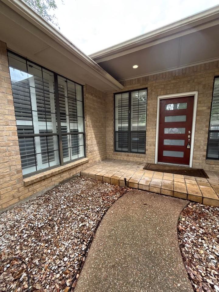 5026 Bellaire Dr S - Photo 3 of 50