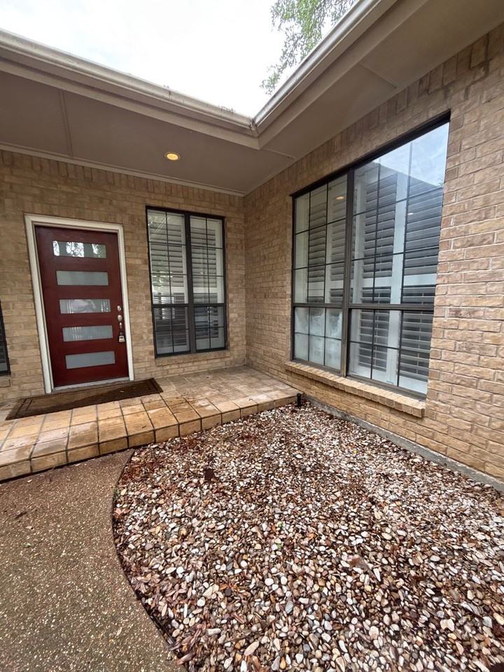 5026 Bellaire Dr S - Photo 4 of 50