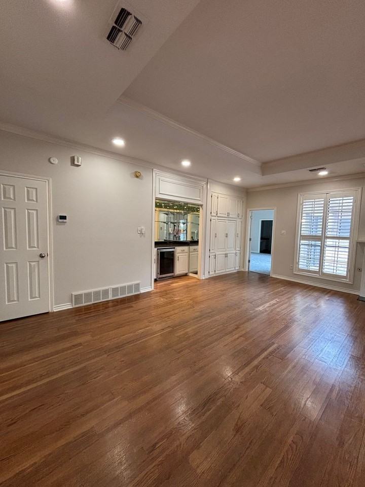 5026 Bellaire Dr S - Photo 6 of 50