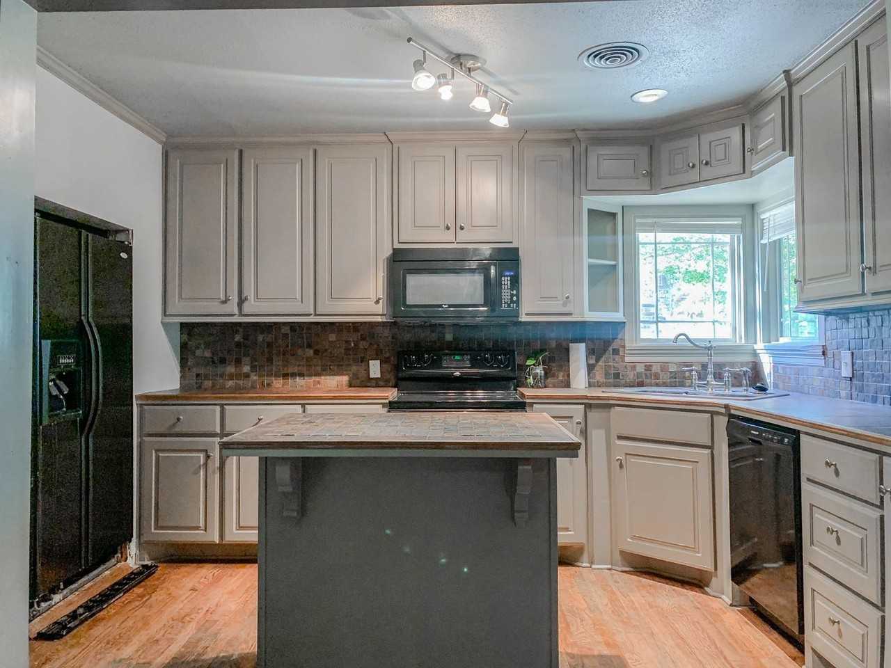 2511 23rd St - Photo 5 of 18