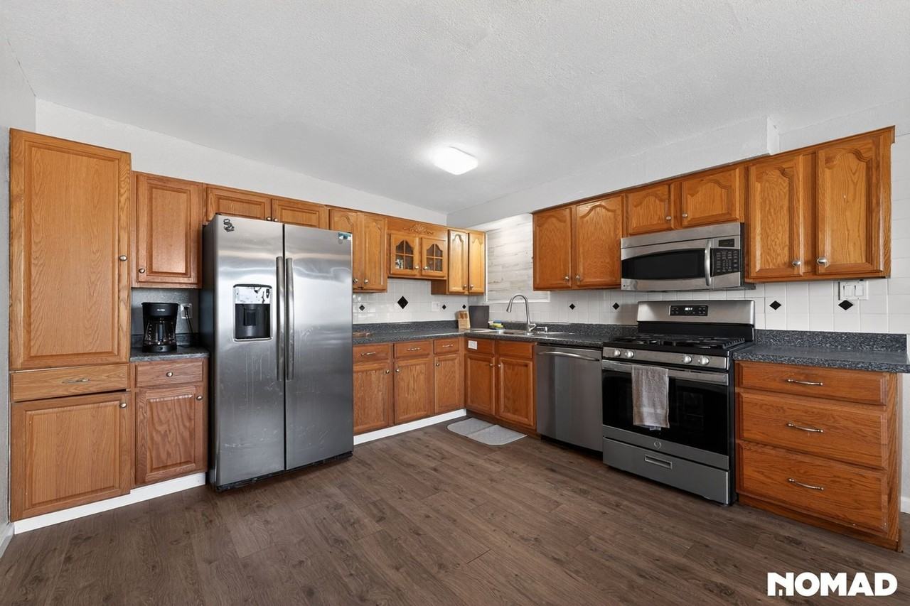 475 E 12th St - Photo 4 of 39
