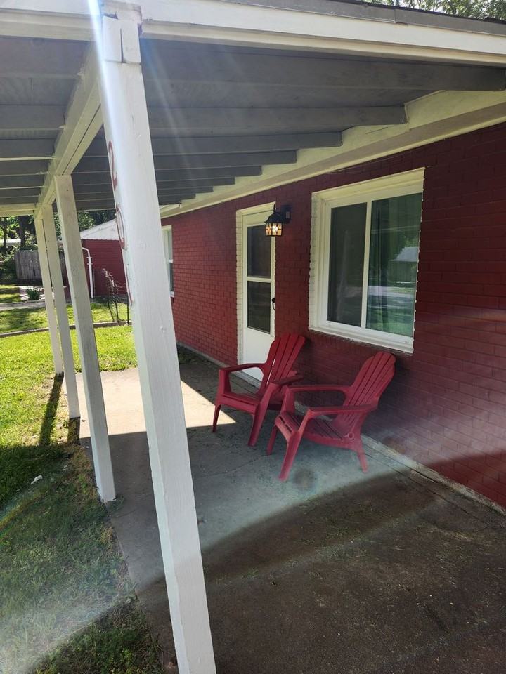 201 Sw Sanneman Dr - Photo 2 of 10