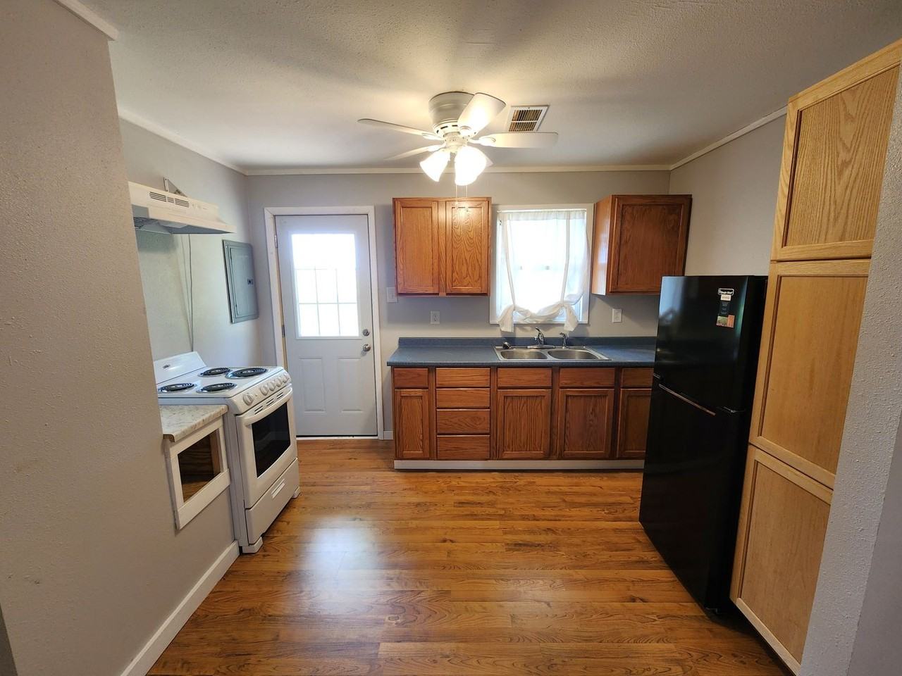 201 Sw Sanneman Dr - Photo 4 of 10