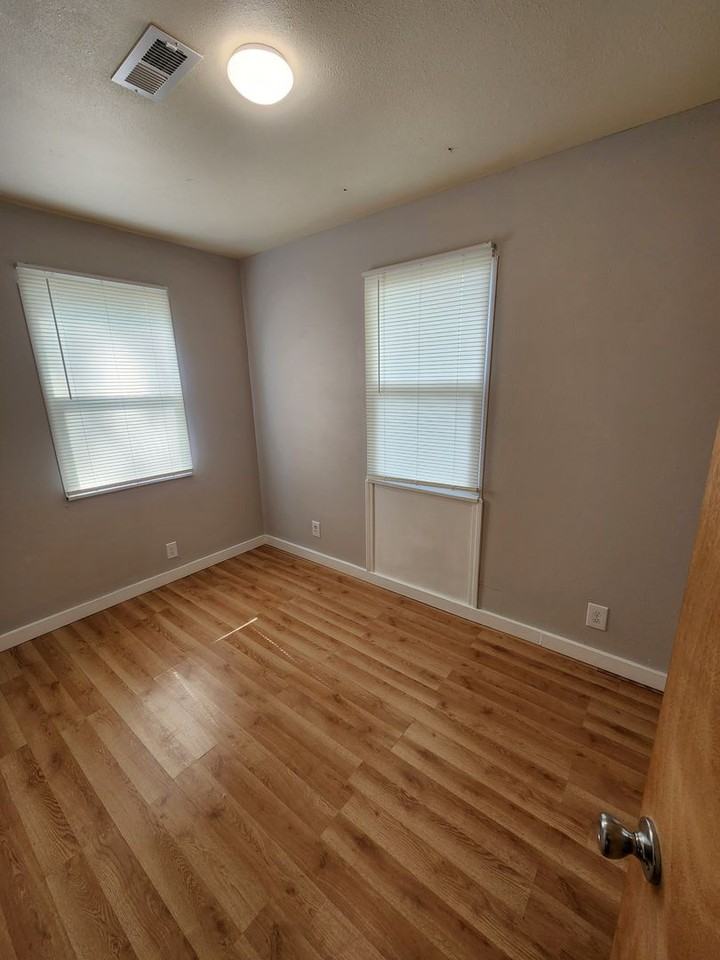 201 Sw Sanneman Dr - Photo 7 of 10