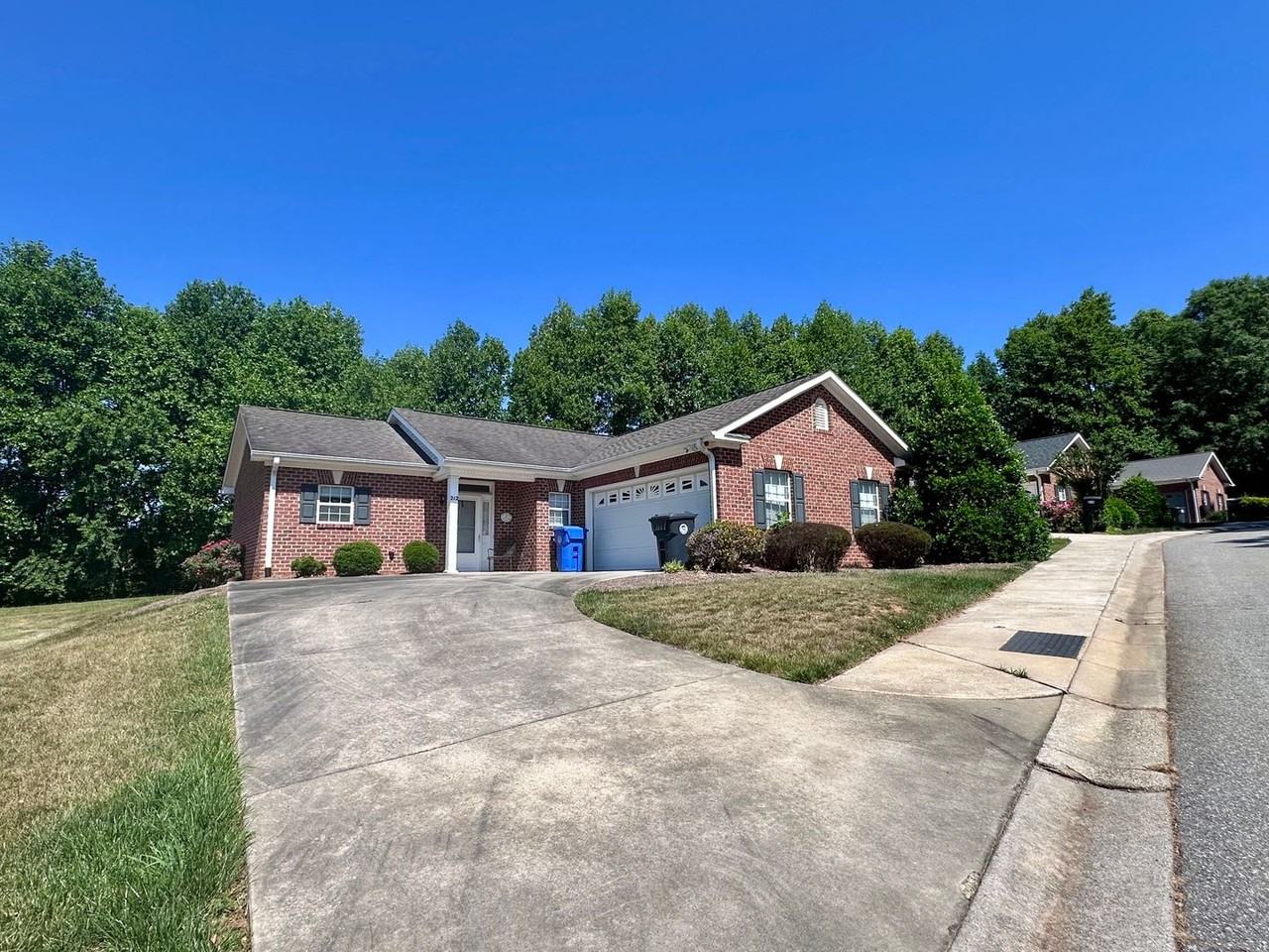 212 Old Brickyard Cir - Photo 2 of 38