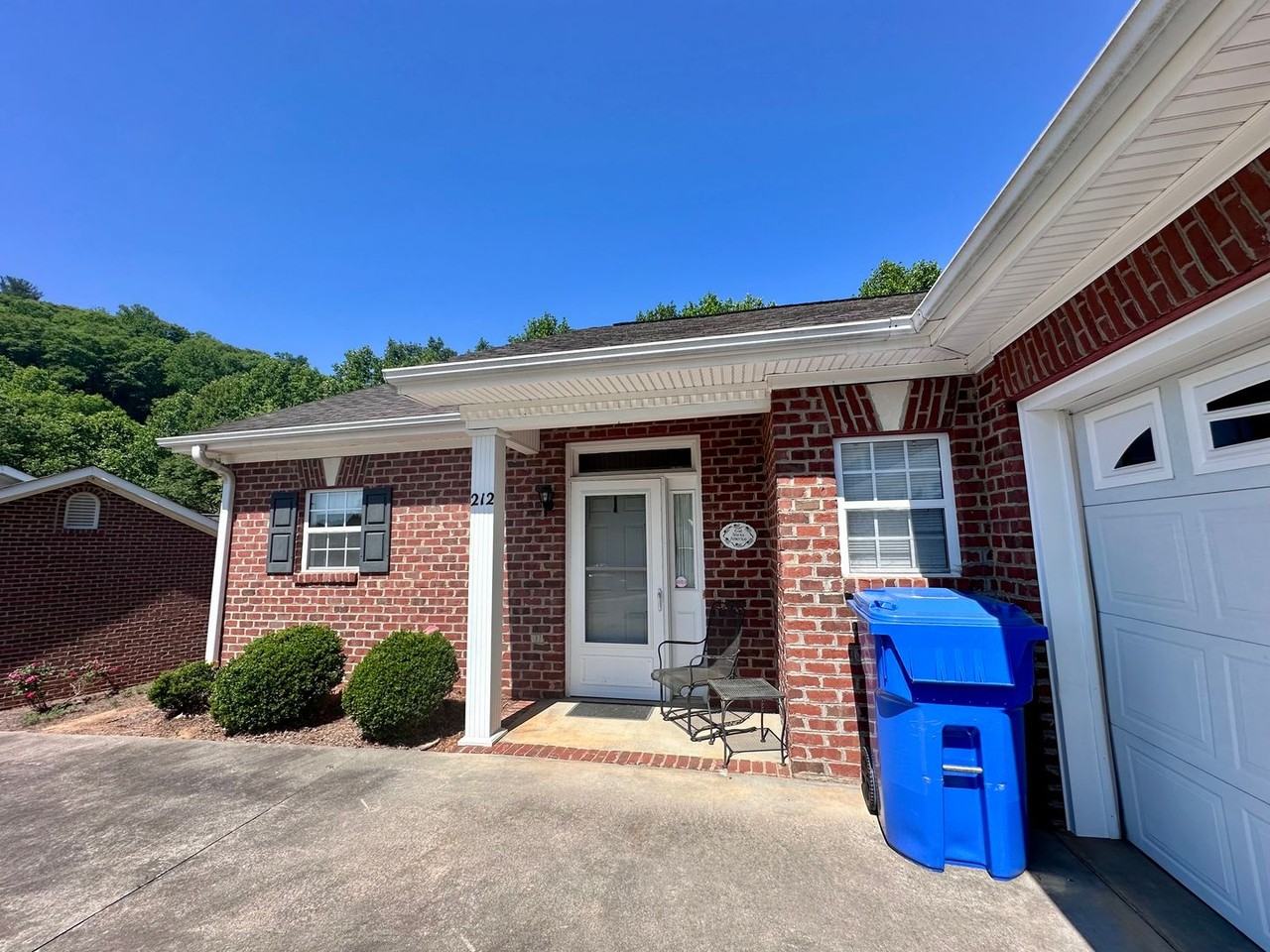212 Old Brickyard Cir - Photo 3 of 38