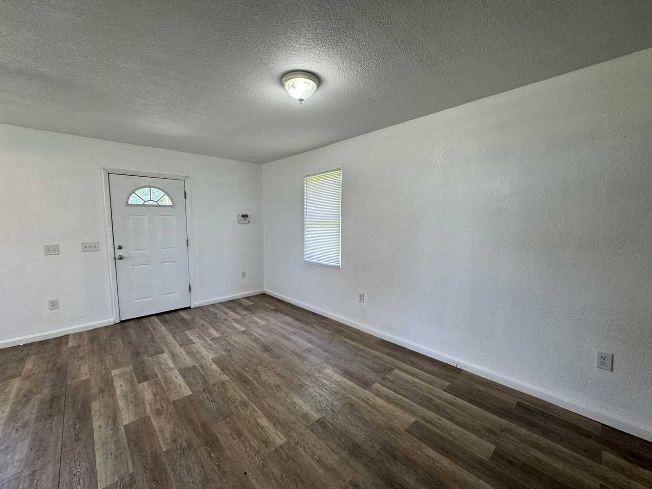 849 Ne Maple Ln - Photo 3 of 14