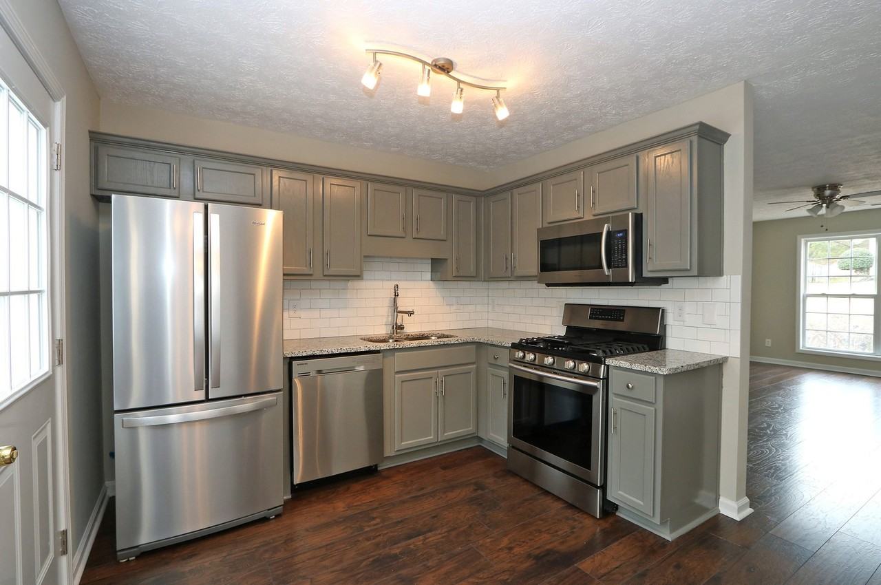102 Providence Dr - Photo 3 of 30
