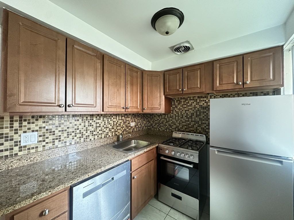 5818 N Sheridan Rd #P301 - Photo 2 of 20