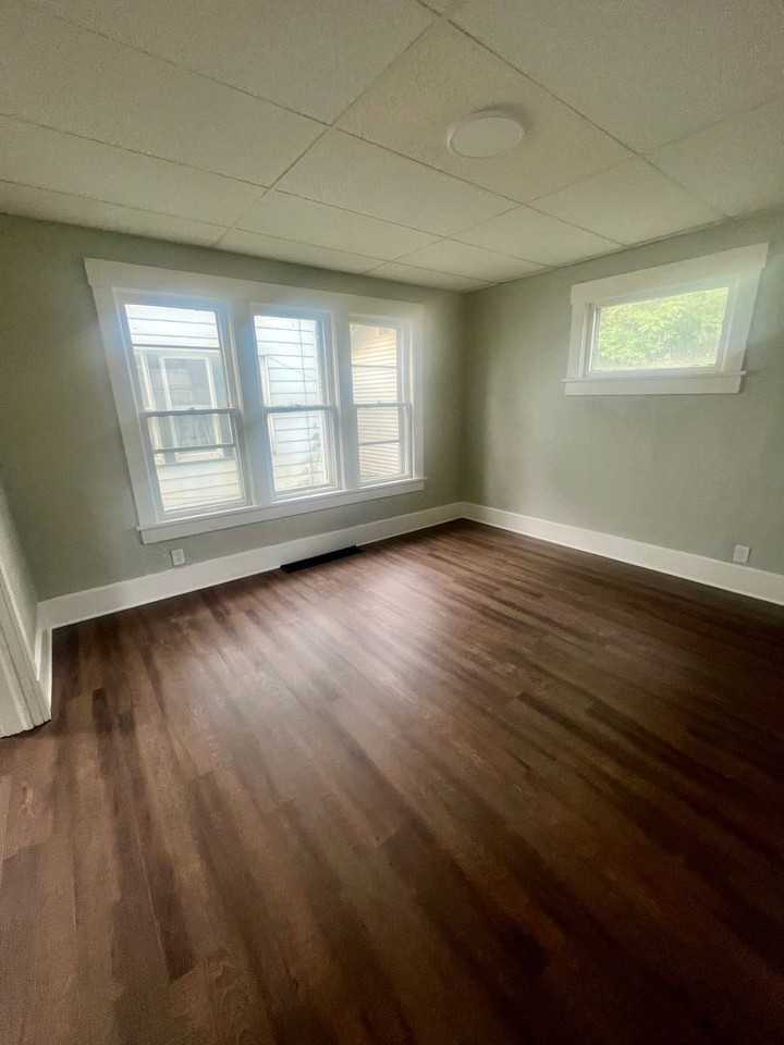 1621 Ohio Ave Ne - Photo 3 of 8