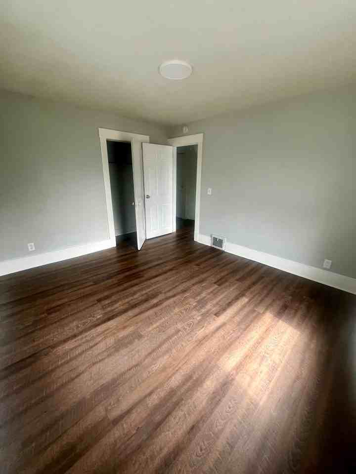1621 Ohio Ave Ne - Photo 5 of 8