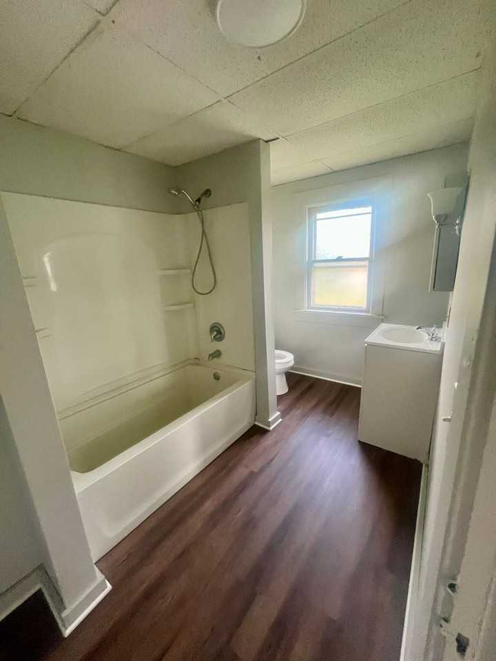 1621 Ohio Ave Ne - Photo 6 of 8