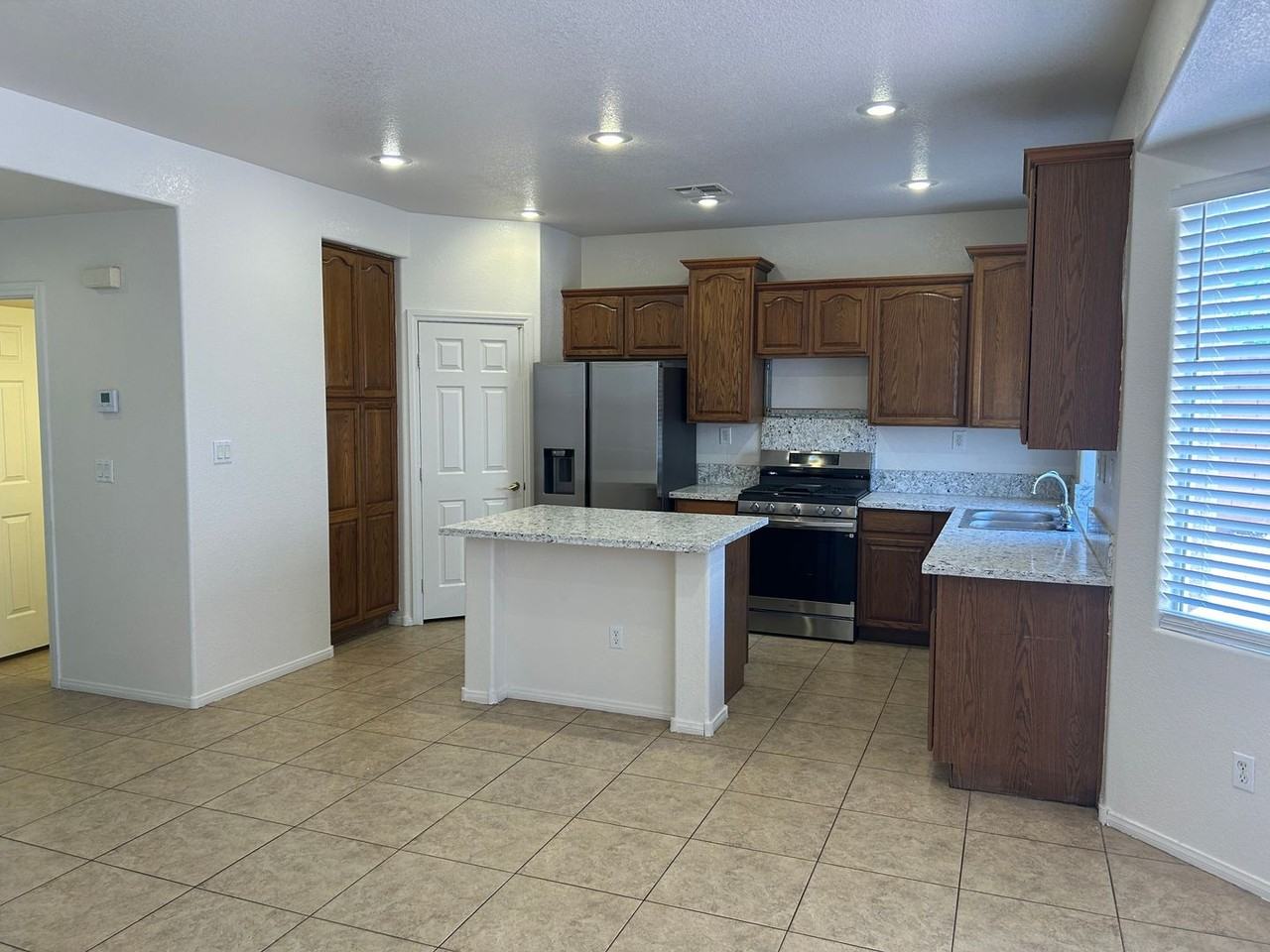 10296 Magnolia Tree Ave - Photo 4 of 29