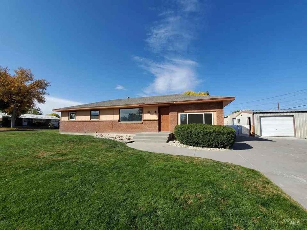 411 Ostrander St N - Photo 2 of 18