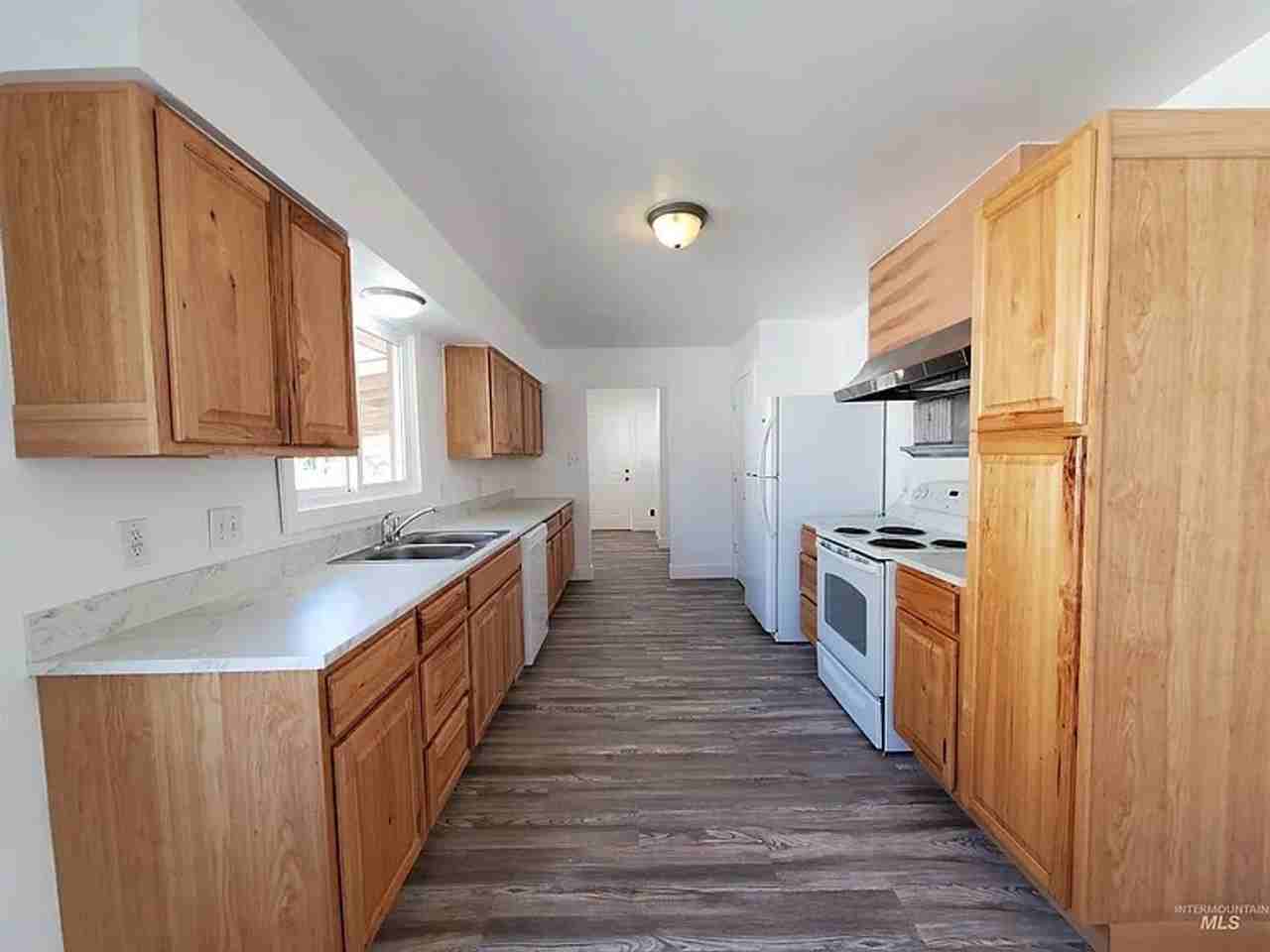 411 Ostrander St N - Photo 4 of 18