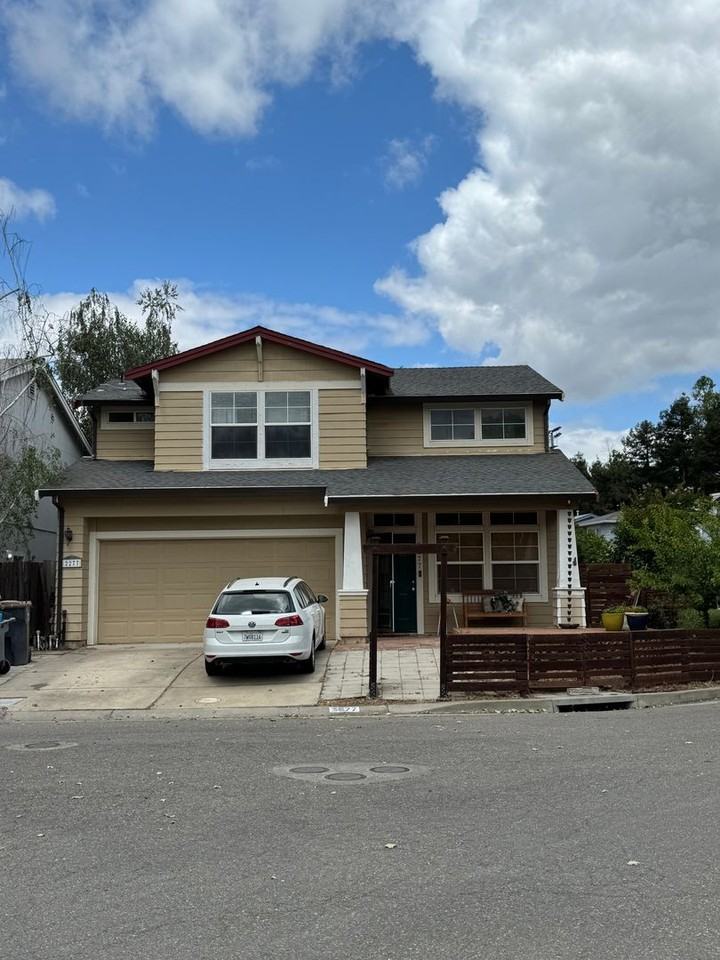 2277 Halsey Cir - Photo 2 of 10
