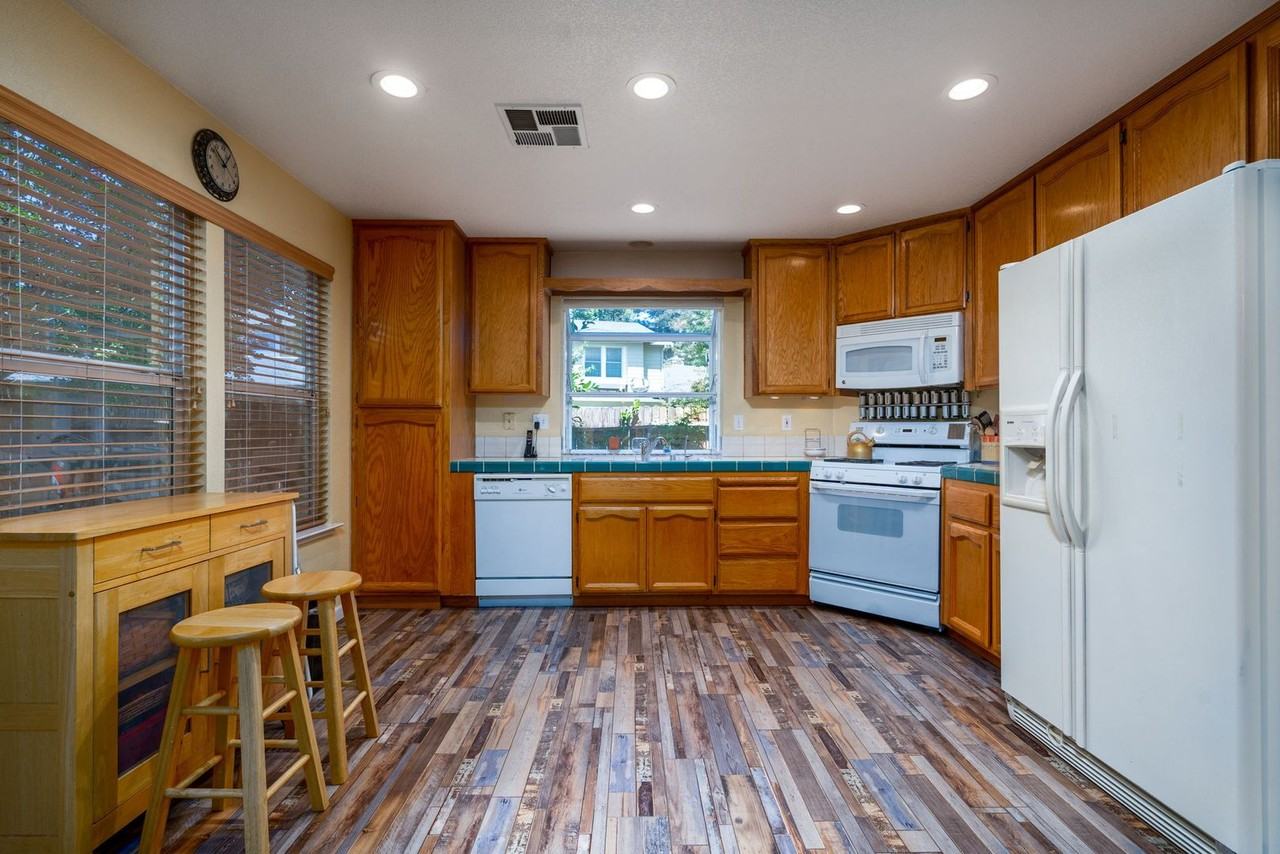 2277 Halsey Cir - Photo 4 of 10