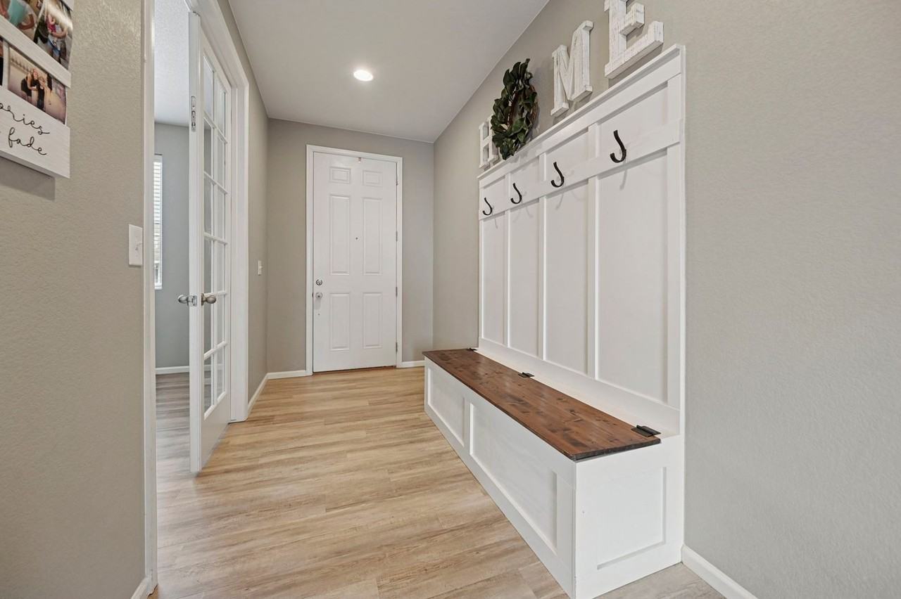 5233 Makalu Dr - Photo 3 of 34