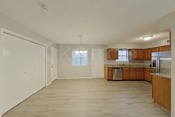 822 Courtenay Pl - Photo 6 of 23