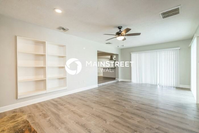 5603 Lake Fox Cir - Photo 3 of 16