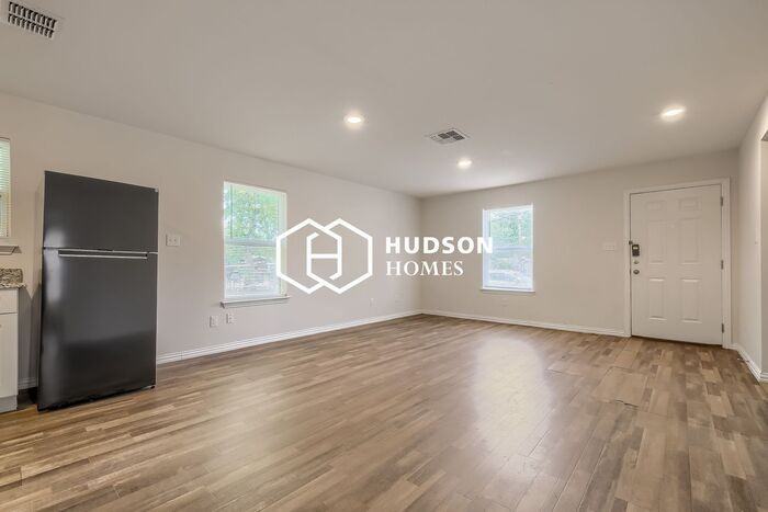 111 Quinta St - Photo 3 of 13