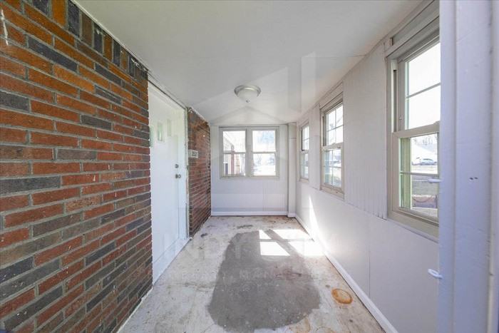 3535 N Oxford St - Photo 4 of 18