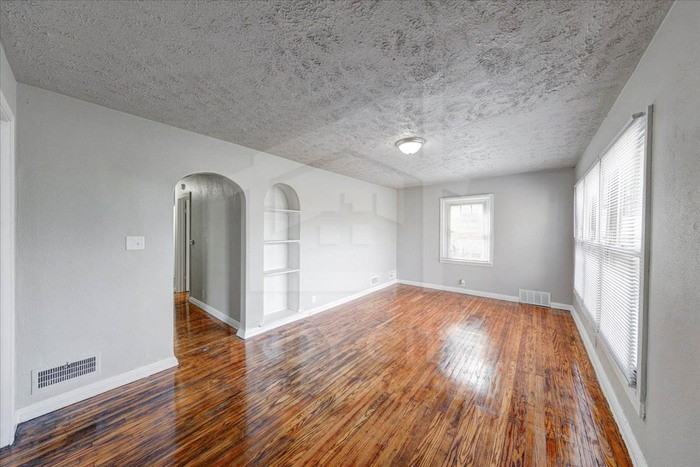 3535 N Oxford St - Photo 6 of 18