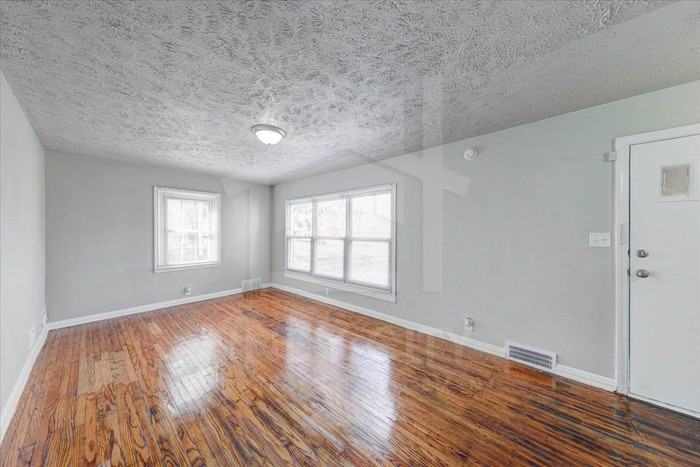 3535 N Oxford St - Photo 7 of 18